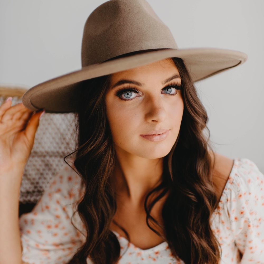 Meet your Posher, Cara